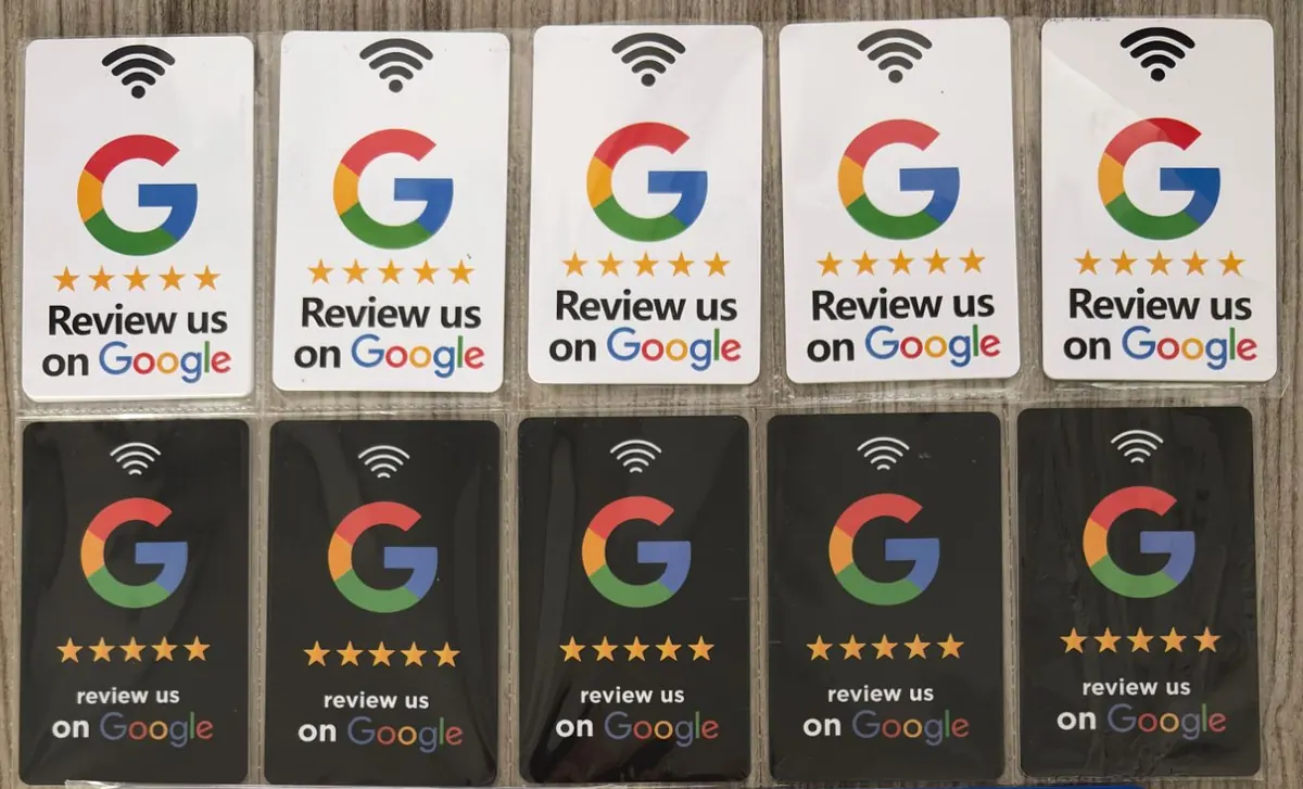Carduri NFC albe și negre pentru recenzii Google